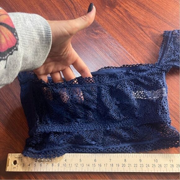 Victoria’s Secret Lace Bandeau
Bralette Off Shoulder top. Size small petite - Picture 9 of 9